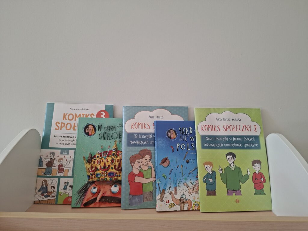 na półce umieszczone książki z komiksami